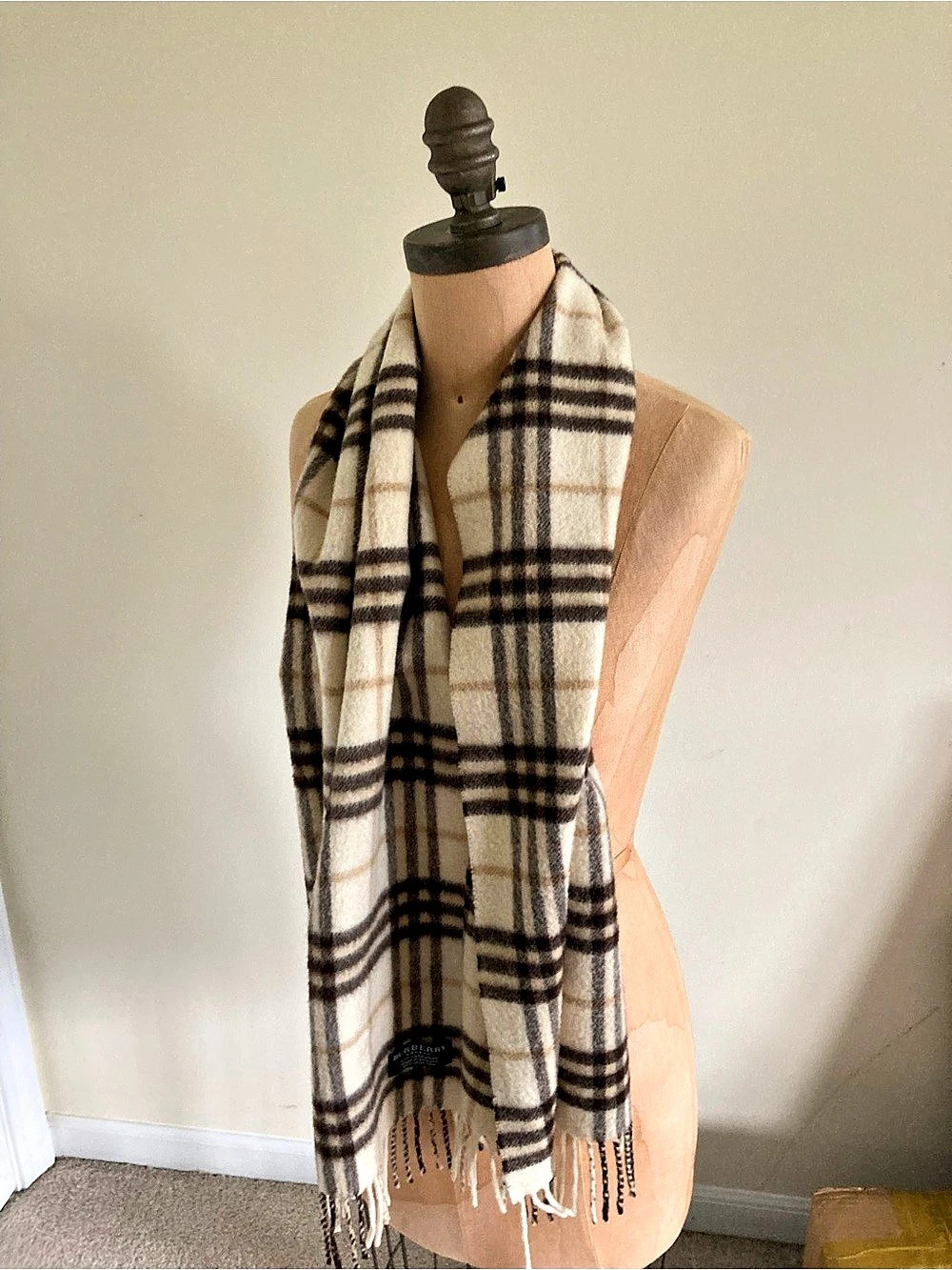 Burberry London Classic Cashmere Check Scarf Plaid Scarf in Cream & Brown Like